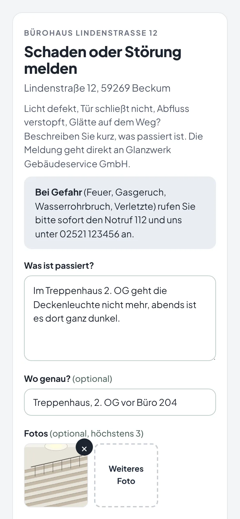 Meldeseite auf dem Handy im Auftritt des Hausmeisterdienstes: Was ist passiert, wo genau, Foto, Name und Kontakt freiwillig